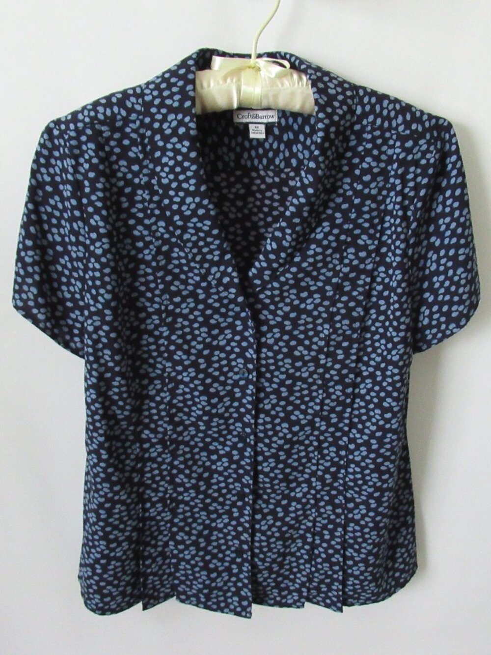 Croft & Barrow navy blue v-neck polka dot button front short slv blouse *Sz M*